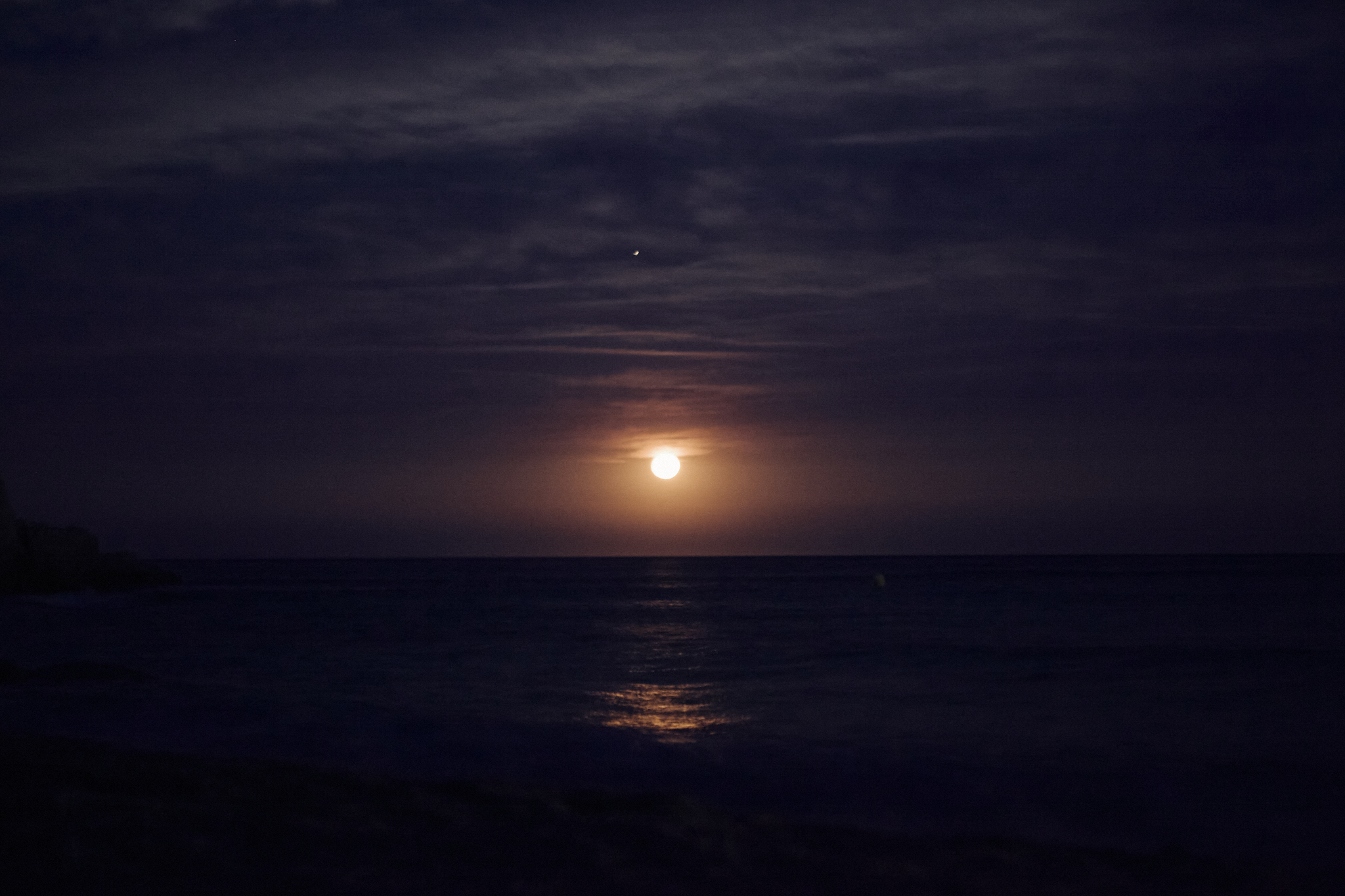 Salida de la luna llena sobre Rosamar