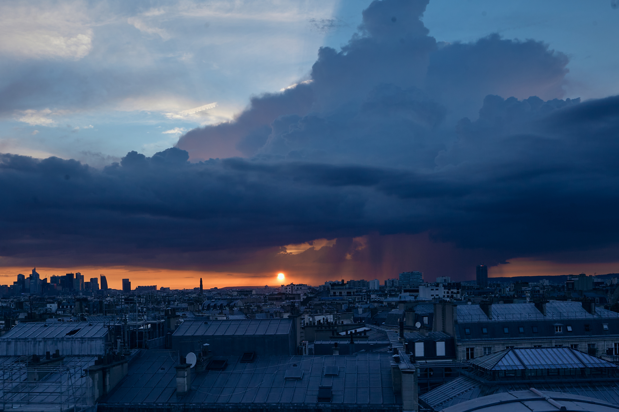 Tormenta descargando lluvia sobre Paris